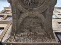 Rouen Relief unter dem Uhrenturm &ndash; &copy; Beate Schroedter (Eberhardt TRAVEL)