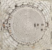 das Labyrinth als Gullydeckel in Chartres &ndash; &copy; Gina Egenolf (Eberhardt TRAVEL)