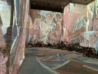 Rundreise Provence - Lichtershow zu Ehren von Picasso in den Bauxithöhlen von Les Baux &ndash; &copy; Ekkehard Villing (Eberhardt TRAVEL)