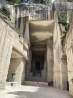 Rundreise Provence - Eingang zu den Bauxithöhlen von Les Baux &ndash; &copy; Ekkehard Villing (Eberhardt TRAVEL)