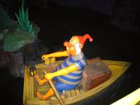 Smee paddelt vor dem Krokodil davon