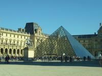 Die Pyramide, ein Eingang zum Louvre