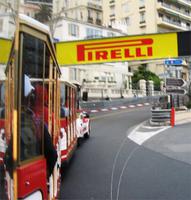 Touristen auf der Rennstrecke ...