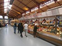 Breites Angebot von Obst und Gemüse in der Markthalle