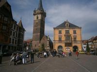 Obernai, Marktplatz mit Rathaus, Kapellturm und Brunnen der heiligen Odile