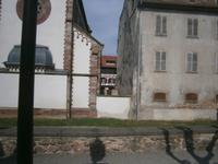 Durchblick vom Spazierweg auf dem ehemaligen Wall, der die Stadt umgibt