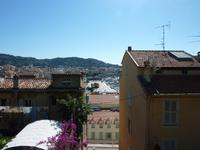 Gegensätze: einfachste Stadthäuser und der Yachthafen