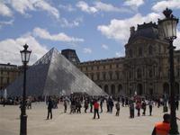 Die Pyramide des Louvre