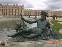 Die Rhone (französisch DER Rhone) in Versailles