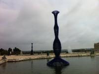 36_Skulptur aus Champagnerflaschen im Bassin des Wasser-Parterre