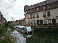 Ausfahrt eines Rundfahrtenschiffes aus der Schleuse 