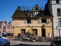 kurz vorher abgebrannter Dachstuhl eines alten Restaurants, links die Markthalle