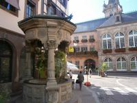 Obernai, der berühmte Sechs-Eimer-Brunnen, dahinter das Rathaus