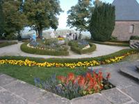 Blumenschmuck auf dem Klosterberg, rechts hinten die Tränenkapelle