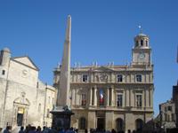 Arles Rathaus mit römischen Obelsiken Place de la Republique