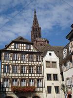 Strasbourg Fachwerkhaeuser mit Turm des Muensters