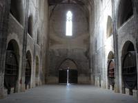 Valmagne Kirchenschiff mit Weinfaessern