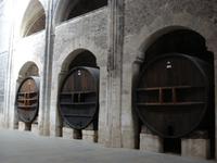 Valmagne Weinfaesser in Kirche