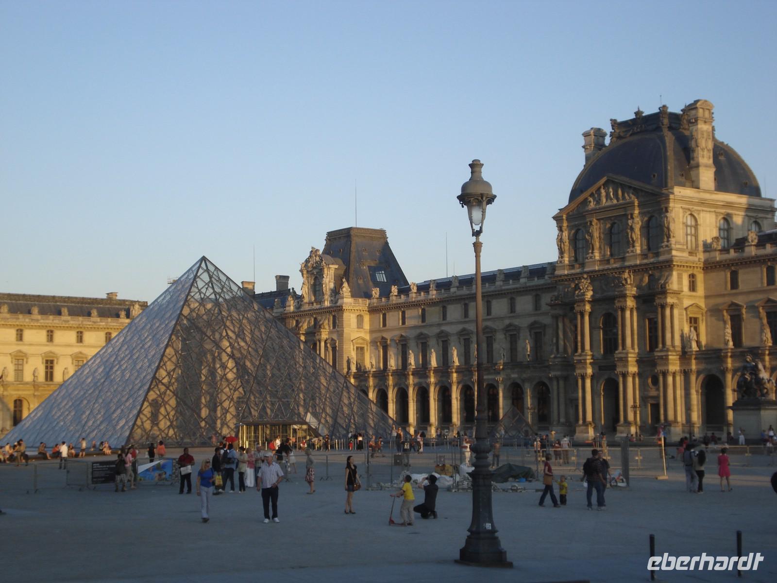 Paris - Louvre im Abendlicht