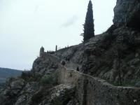 in Moustiers-Sainte-Marie auf dem Weg hoch zur Notre-Dame Kirche 