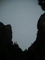 Der Stern (den man leider mit meiner Kamera nicht sieht) - Moustiers-Sainte-Marie ist zwischen den Felsen 