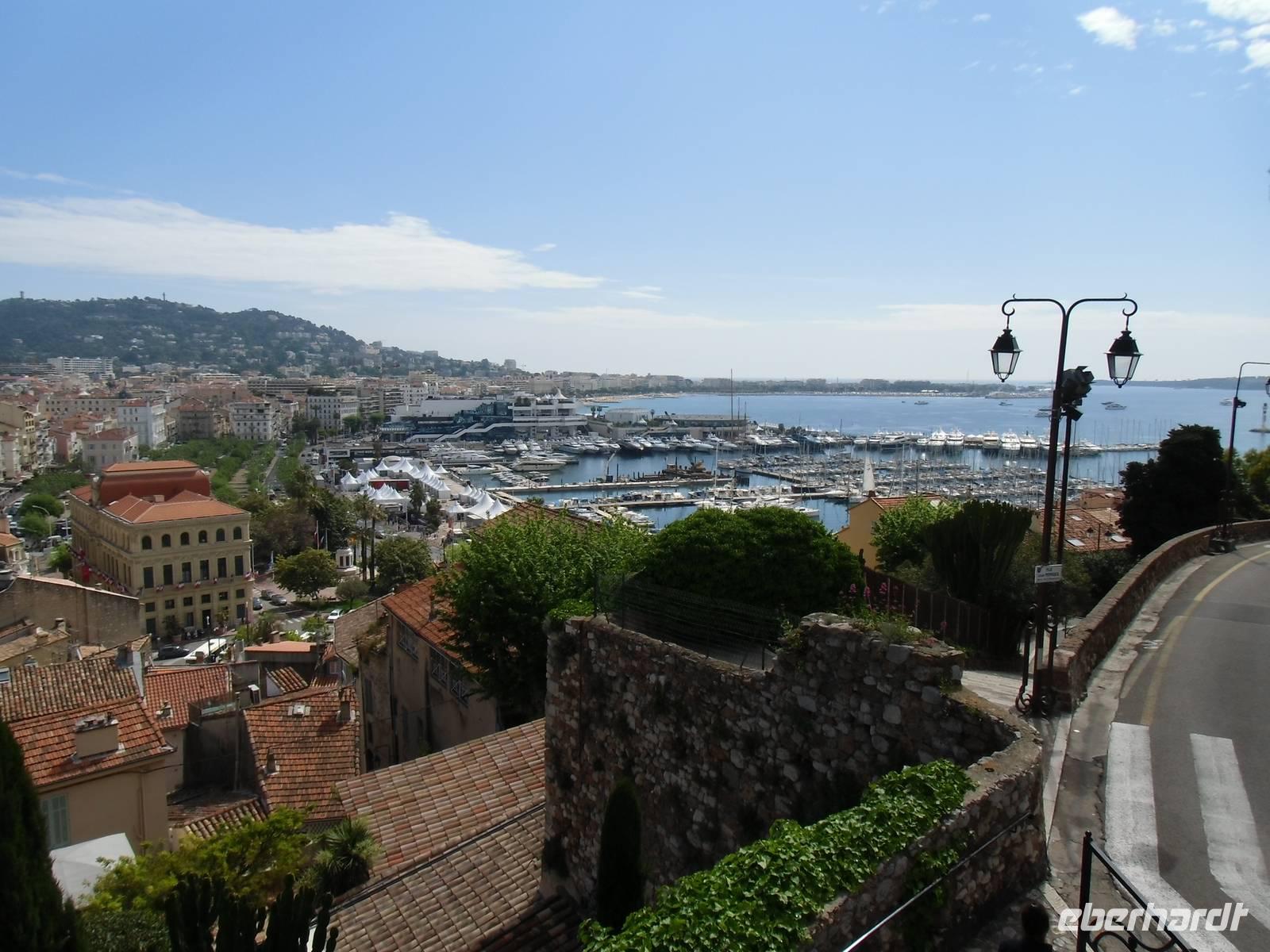 Blick über die Dächer von Cannes - links das Rathaus