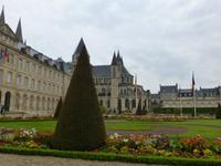 Caen  Männerabtei Parkanlage Rathaus