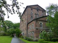 Chateau d´Breuil - Destillierhaus mit Apfelblüte