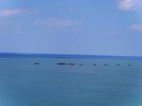 Arromanches - Relikte des Mulberry-Hafens im Meer