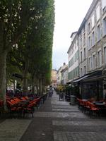 Promenade mit Platanen und vielen kleinen Restaurants und Cafés