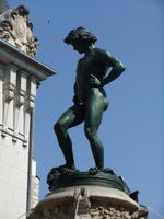 Dijon, place F.Rude, Wein, traubenstampfender Winzer Bareuzai