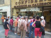 vor der leckeren Keks-Auslage der Confiserie in Aix-en-Provence 