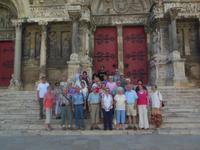 vor der St.Gilles Kirche auf Jakobsweg in Camargue 