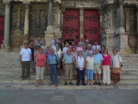 vor der St.Gilles Kirche auf Jakobsweg in Camargue 