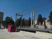 im antiken Theater von Arles im Sommer mit Bühne und Aufbau 