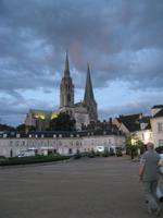 Die Kathedrale von Chartres am Abend