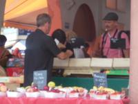 auf dem Marché Fortville in Cannes beim Einkaufen von Obst 