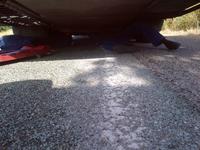 unterm Bus beim Reparieren 