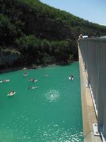 Brückenspringer am See St.Croix in der Verdonschlucht