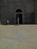 vor der Wallfahrtskirche in St.Marie de la mer 