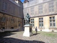 Maraisviertel, Standbild von Ludwig XIV. im Innenhof des Musee Carnevallet