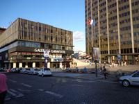 Am Fuße des Hochhauses