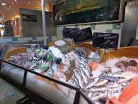 Außerhalb des Schlosses befindet sich eine Markthalle mit interessanten Angeboten