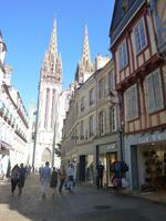 In den Gassen von Quimper mit Blick auf die Kathedrale Saint-Corentin
