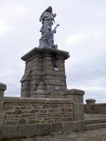 Statue Notre Dame de Naufragés an der  westlichsten Landspitze Frankreichs, der Pointe du Raz