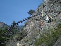 Arbeiter bei der Sicherung des Fels