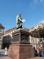 Strasbourg - am Gutenbergplatz mit Statue von Gutenberg