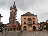 Obernai-Rathaus und Kapellturm