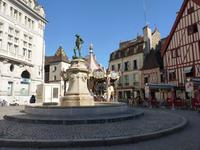 charakteristischen Häusern und bunten Karussell in Dijon