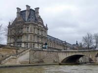 Blick von der Seine auf das Museum Louvre, Paris